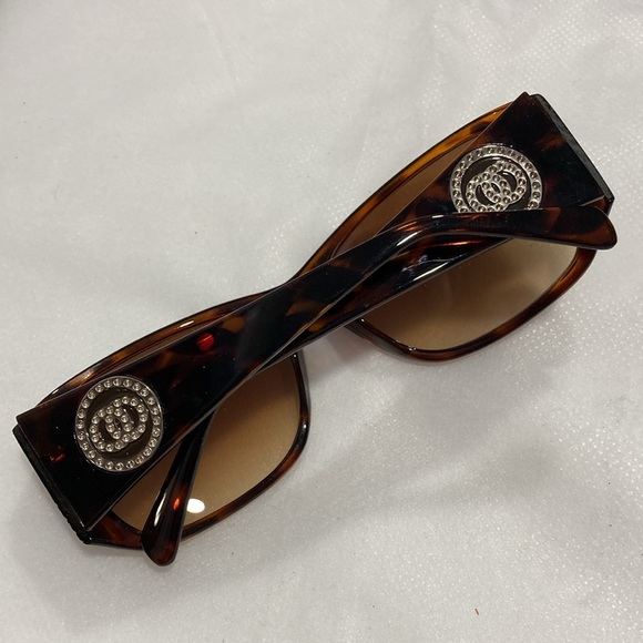 Tortoise Shell Tinted Plastic Sunglasses - Picture 6 of 14